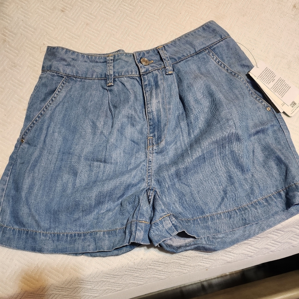 Guess shorts light Jean material